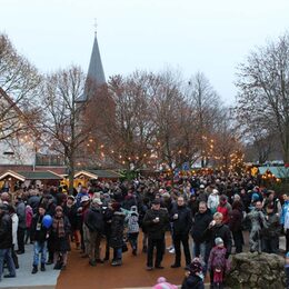 Weihnachtsmarkt mit der Kirche im Hintergrund